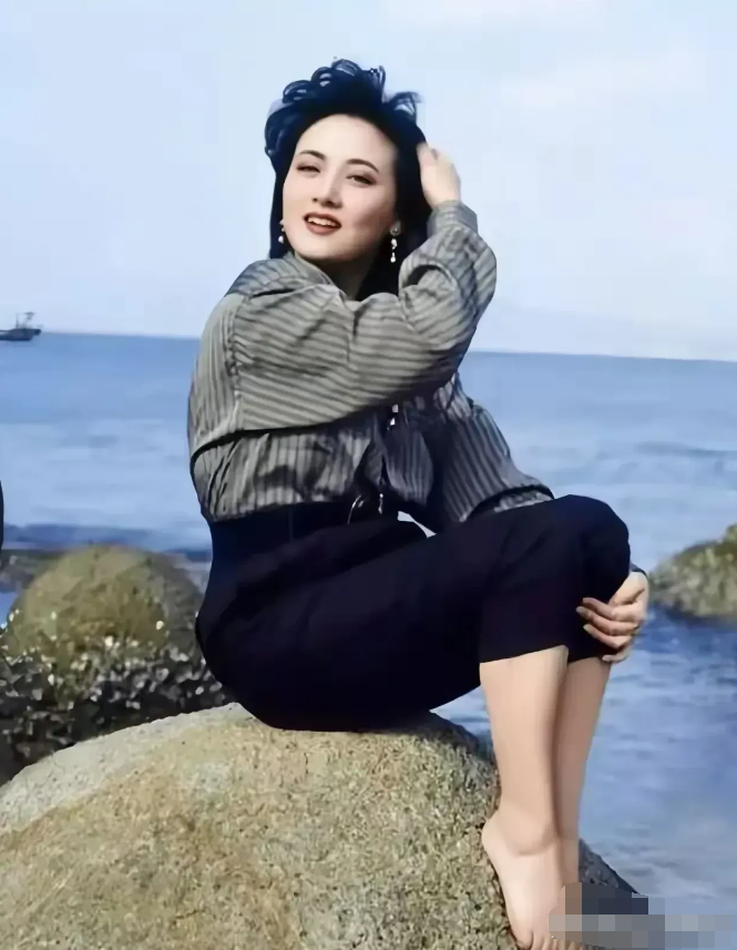 这是邓婕年轻时的照片，真是太美丽了，她五官立体大气，脸庞上的线条像雕塑一般精致。