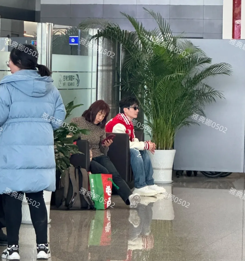 西安机场偶遇陈楚生，他本人好年轻，穿的很潮很减龄，身材清瘦气质沉稳十分低调，一点