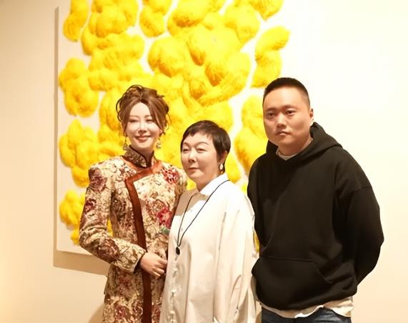 黄渤从籍籍无名的小演员摸爬滚打，凭借扎实演技与独特魅力成为影坛大咖。近日他惊喜现