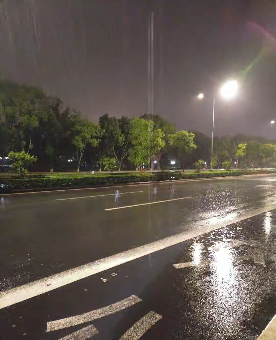 今天我妈妈又打电话来问我要生活费了，我就搞不明白了为什么我发工资就得给他们生活费
