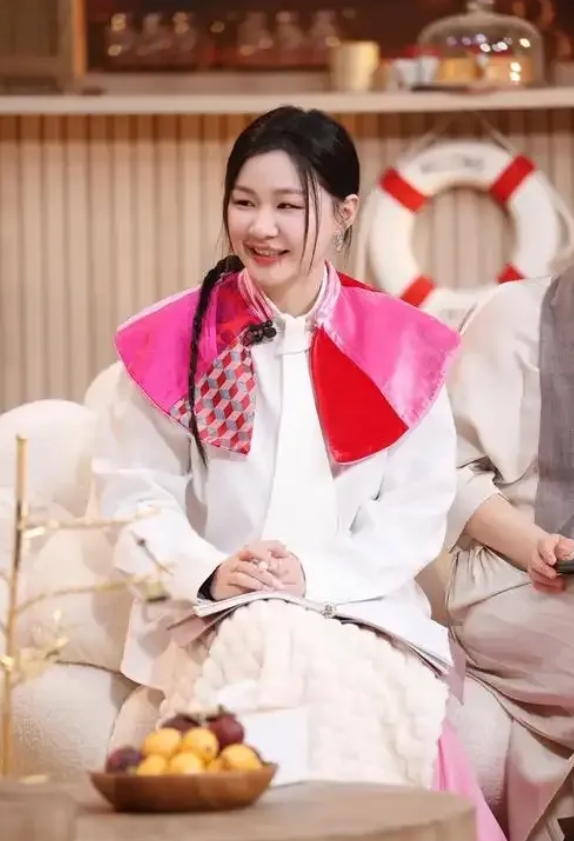 金靖呼吁女孩关注健康，强调拥有正常体重的重要性，鼓励大家爱自己，追求健康美，而非