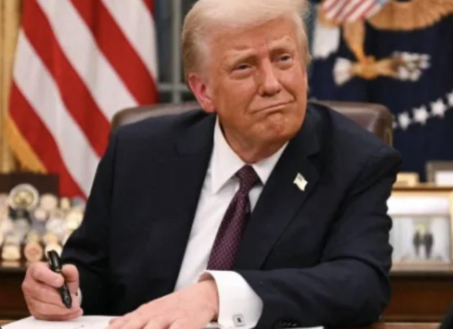 特朗普奉行的，是“扩张式的孤立主义”。
面对全世界，美国采取孤立主义，退出巴黎协