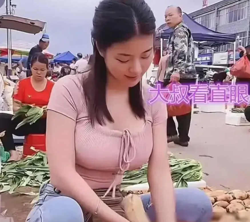 这个女人在怀化卖个小菜也火了，应该是不要多久去买小菜的全部会排队，手上这个莲藕可