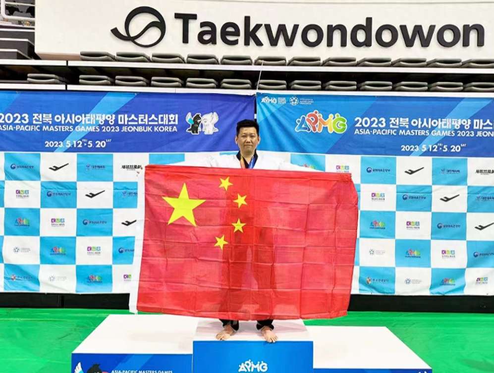 两岸共谋统一，台胞高举五星红旗，赖当局破防，反手注销3人身份！

只要拥抱大陆的