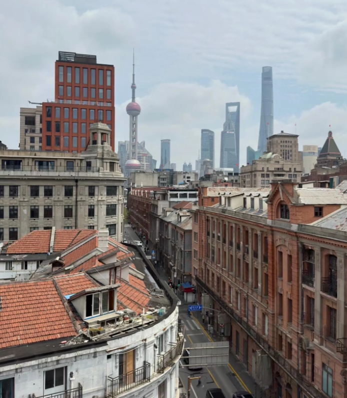 我知道为什么韩国人喜欢来上海了！
图1是上海，图3是首尔，中间是对比图
1.上海