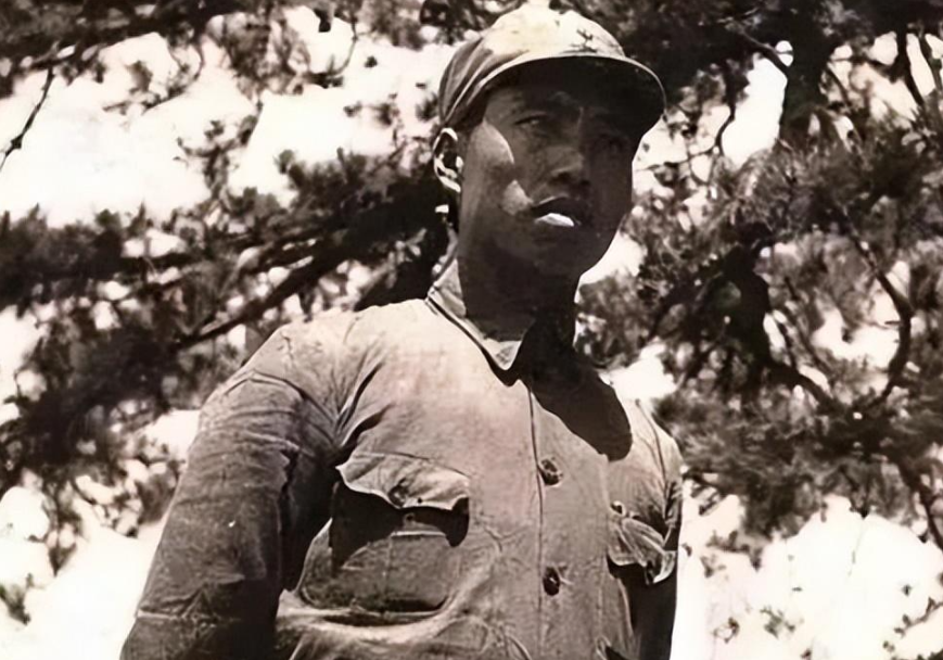 1942年5月，左权将军牺牲后，遗体被日军挖了出来，拍照后进行了大肆宣扬，而这一