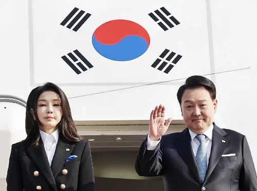 韩国媒体《民族日报》曾认为，韩国总统尹锡悦的夫人金建希才是实权人物，因为即便出现