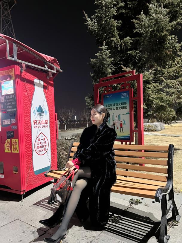 山外青山楼外楼，唯有黑丝解千愁