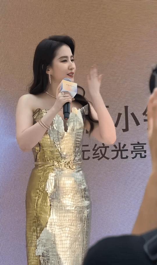 刘亦菲的上唇越来越接近鼻子了