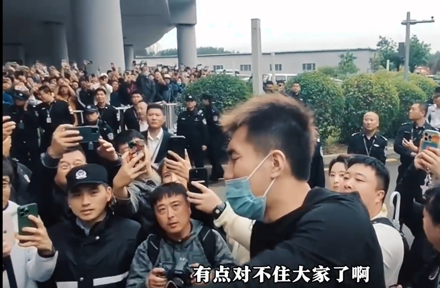 郭艾伦致歉球迷：对不起大家，啥也没干！

郭艾伦以一种半开玩笑的方式，说出了自己