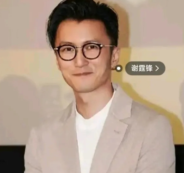 港媒消息称，谢霆锋与王菲二人并不住在一起，他们过着一种“需要时恋爱，不需要时就各
