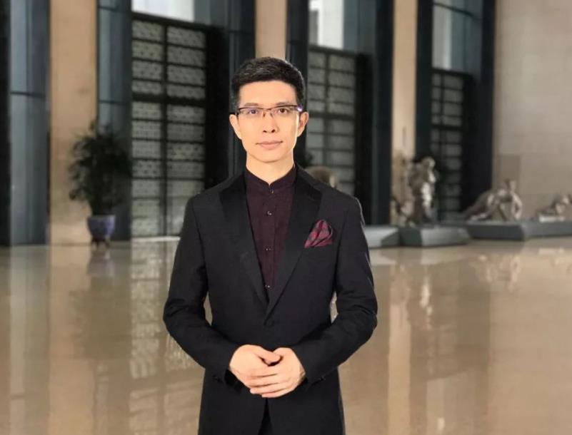 朱广权作为央视知名主持人，凭借幽默风趣的主持风格走红，给观众带来许多欢乐时刻。近