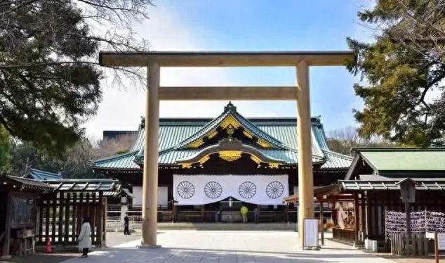 我不相信有人不知道南京大屠杀，但我相信有人不知道靖国神社，初高中课本也确实是没有
