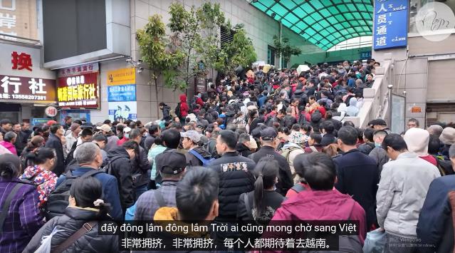 中越口岸大反转
以往我们经常看到大批越南人民大包小包来中国进货，今天一越南网友拍