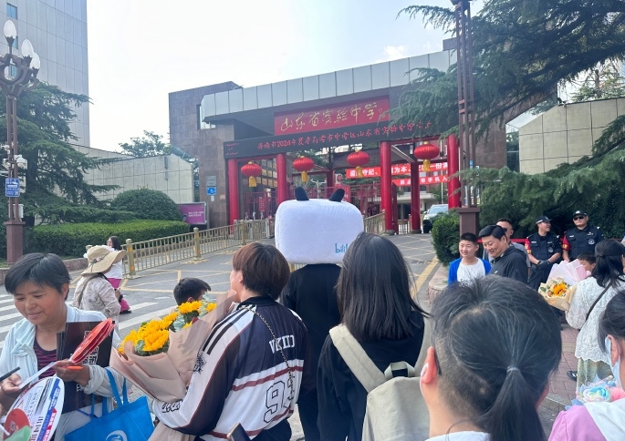 我建议趁出成绩的这段时间多找高中同学或者朋友玩玩，以后有空了，逢年过节，可以发个