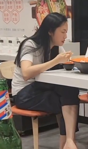 偶遇姚晨带孩子吃麻辣烫