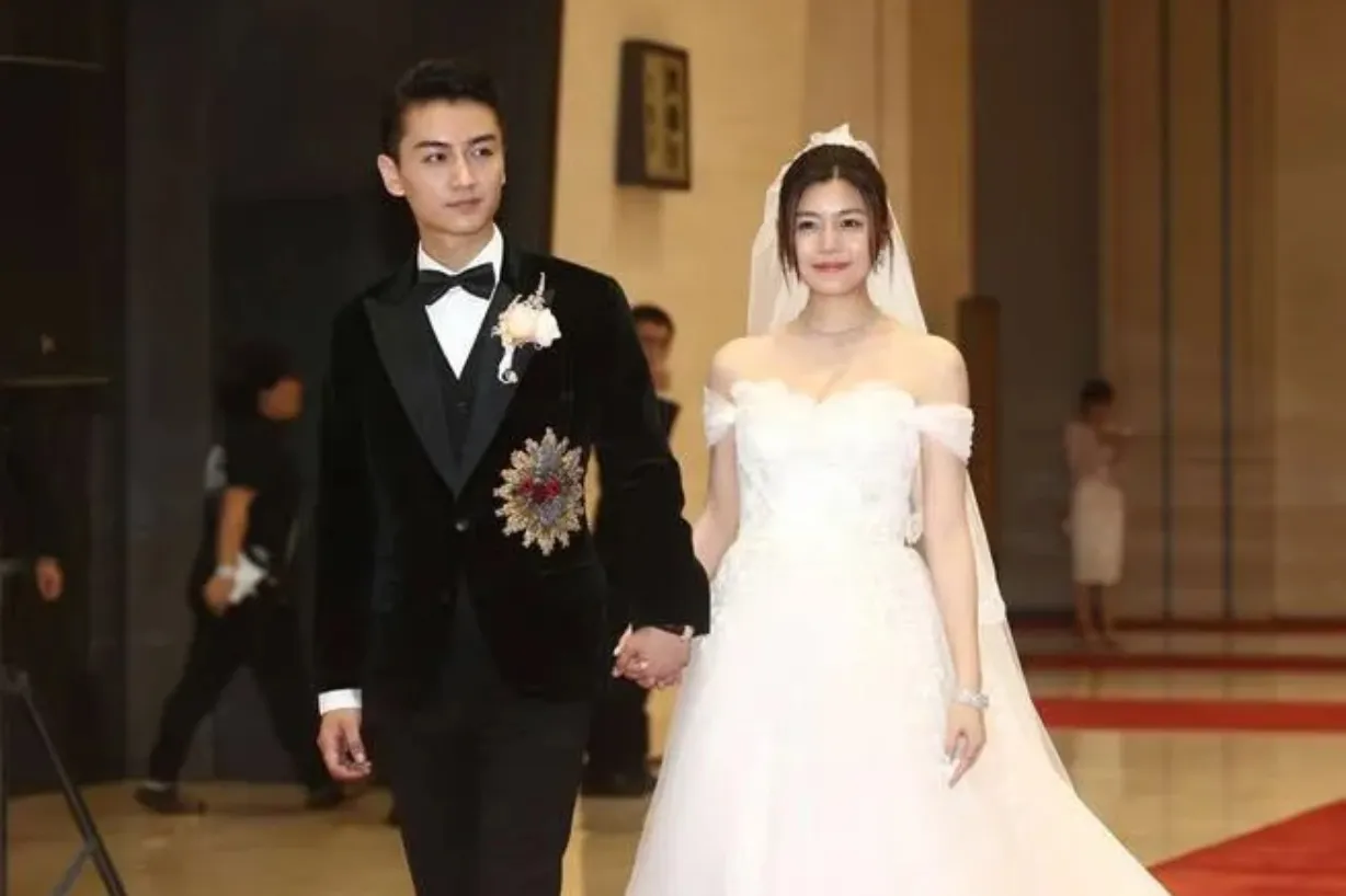 爆个瓜
陈晓结婚时肯定是不知道的，
看他笑的眼神，
应该是真的很开心，
当时他的