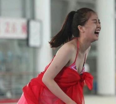 虞书欣这身材真是让人心疼啊，她的比例简直让人忍不住多看几眼。