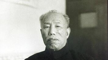 长征开始时，成仿吾刚刚患过一场疟疾，大病初愈，身体非常虚弱，走路都很困难，组织想