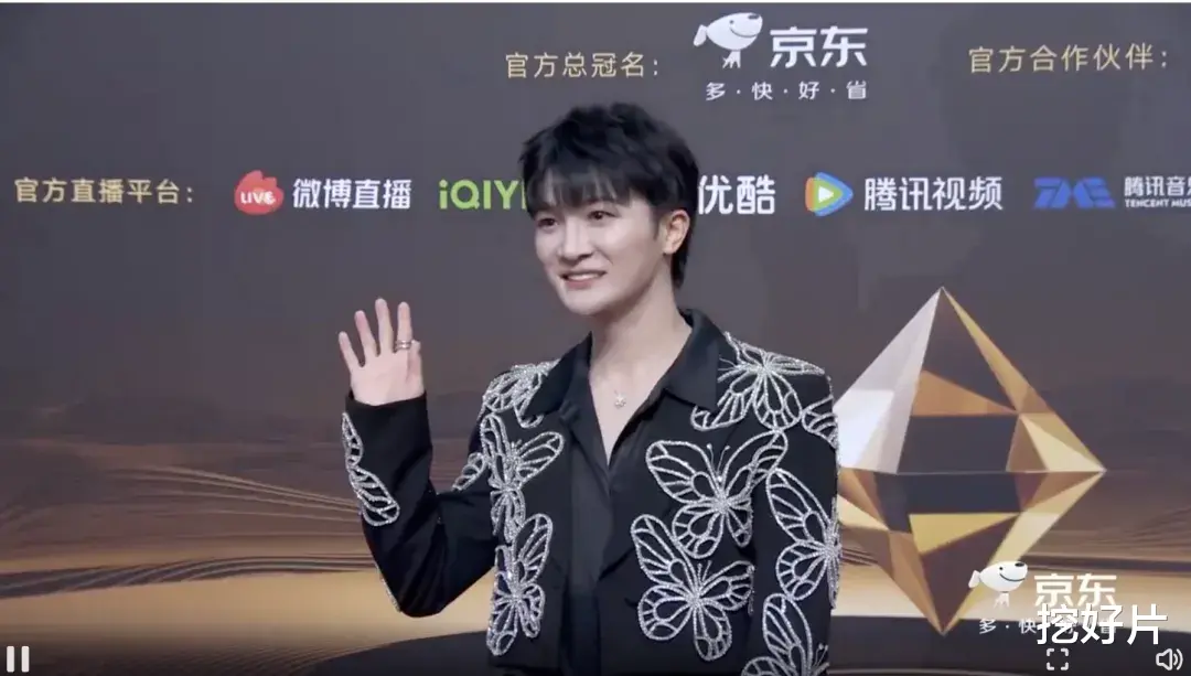音乐盛典红毯：容祖儿胖了，林志颖王心凌比心，56岁周慧敏美爆了（红米k30和真我q2对比）-第36张图片-九妖电影