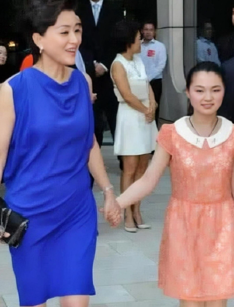 杨澜携女儿亮相，长得真漂亮，随爸爸