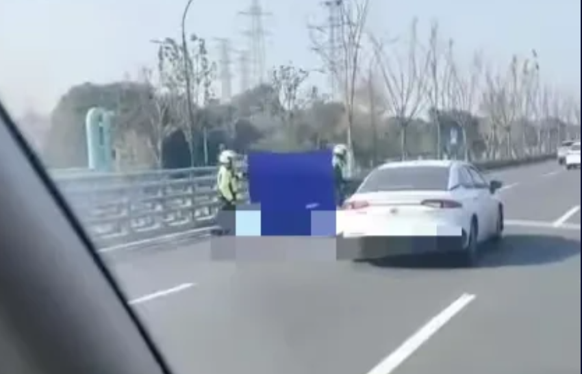 “冲动是魔鬼！”浙江嘉兴，小货车突然变道导致后方SUV急刹车后，SUV立即加速追