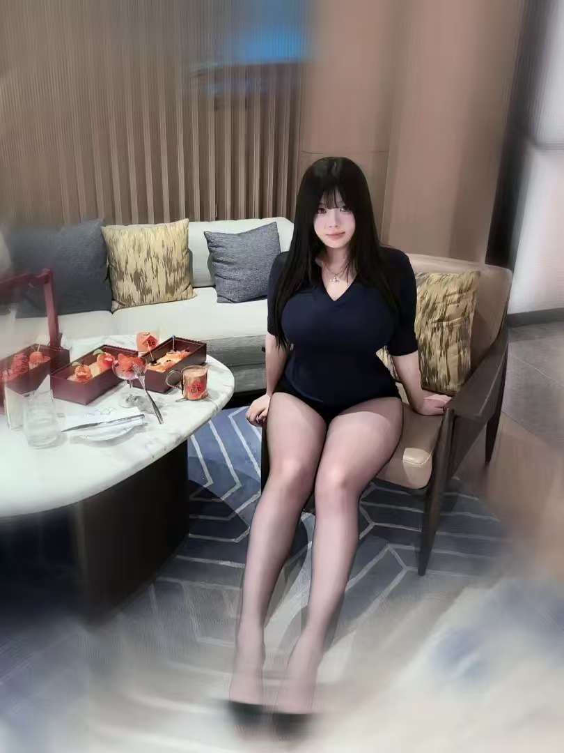 这是我的未婚妻，她说2025要跟我结婚