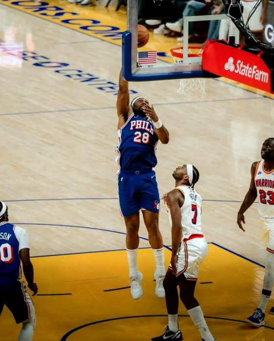 北京时间1月3日NBA常规赛继续展开较量，勇士坐镇主场迎战费城76人。

勇士开