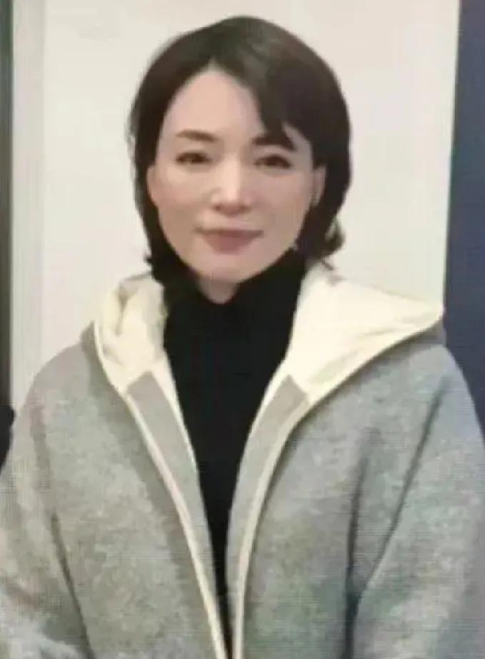 知名主持人董卿，引发热议！
2月7日，知名主持人董卿突然引发了热议，起因是有网友