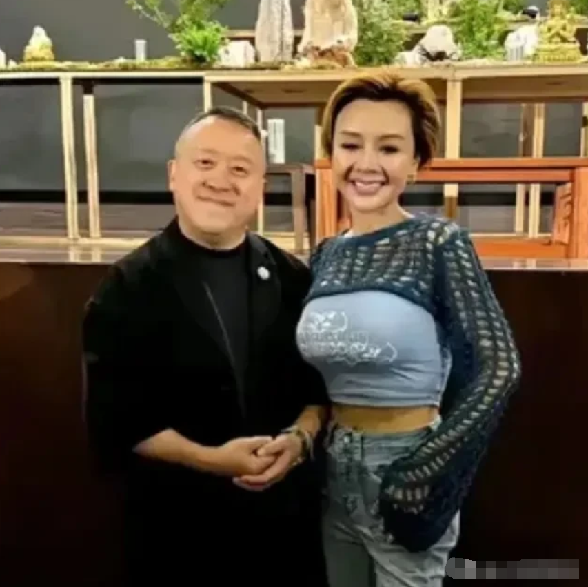 人年龄大了，真的会转变性情吗？

68岁的曾志伟与香港一代”性感女神”叶子楣的合