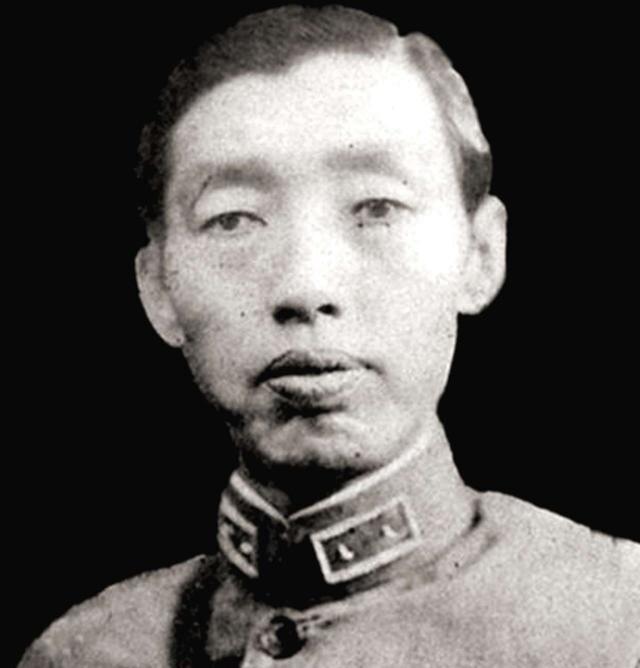 1929年6月，石友三倒戈后，蒋介石派钱大钧去许昌劳军，石友三当着钱大钧的面大骂