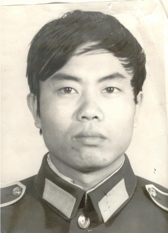 1987年，缉毒警陈建军扮演一回族老板的身份打入毒贩内部，谁料吃饭时，一毒贩突然