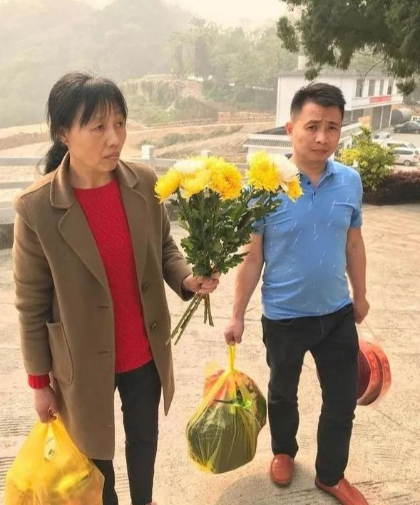 1984年，一战士壮烈牺牲，新婚20天的妻子，生下遗腹子并拒绝改嫁。35年后，妻