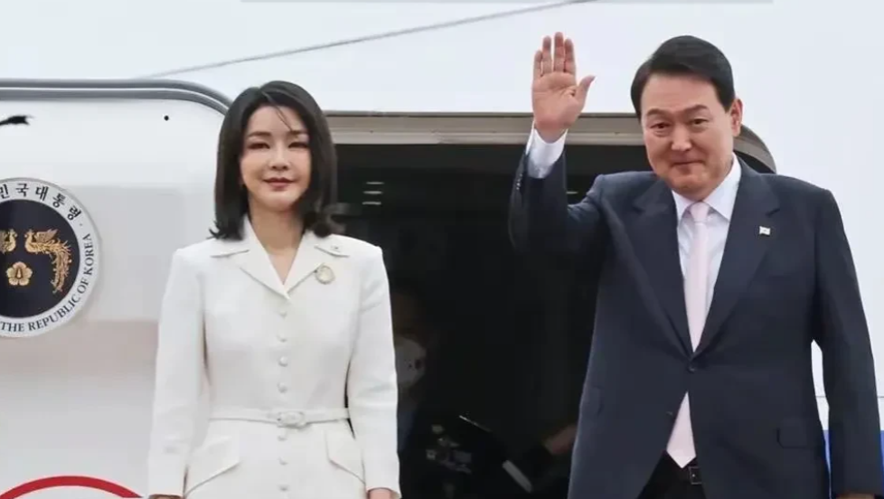 果然很韩国，执政党为了防止有议员在国会弹劾尹锡悦时倒戈，居然集体抵制投票。这样一