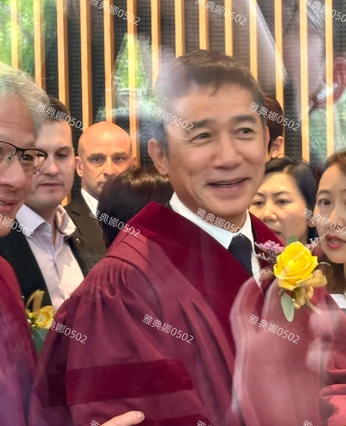 62岁的梁朝伟被香港科技大学授予荣誉博士!
这个荣誉弥补了他15岁辍学，读书少的