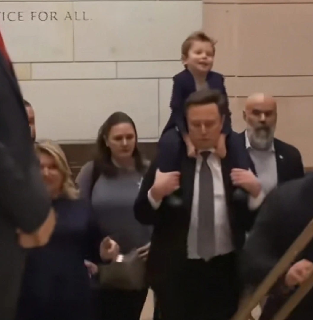 马斯克居然大摇大摆扛着小儿子进入国会山！这可是美国国会山从来没有过的场景，引来众