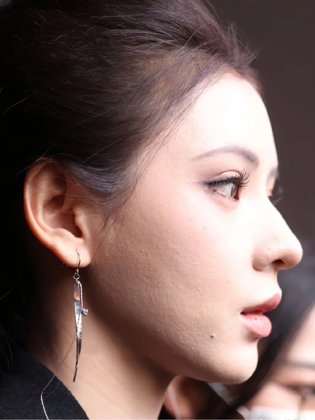 突然明白了真美女为啥要看生图
张予曦这生图也太生了
面对这颗头我直接跪了
五官立