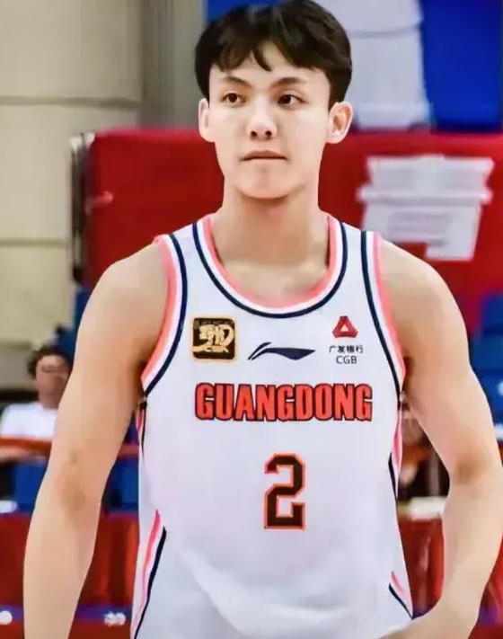 徐杰是一名非常优秀的篮球运动员，希望北京两支球队签下他，给予其落户北京的优厚待遇