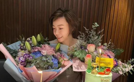 当年，徐威和袁立分手后，转身娶了小20岁的奥运冠军张怡宁，两人婚后儿女双全，幸福