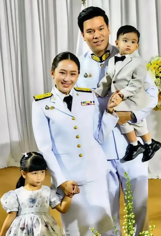 佩通坦·钦那瓦与丈夫和儿女的合影，在这张珍贵的合影中，她以一袭简约而高雅的装扮，