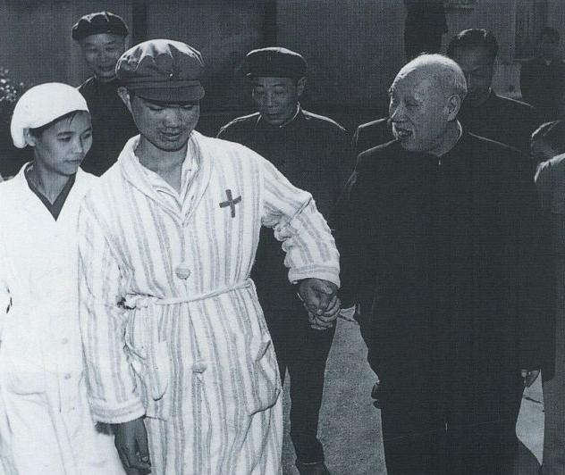 1972年6月，24岁的女干部李玉枝嫁给了一级伤残战斗英雄，二人新婚过后没多久，