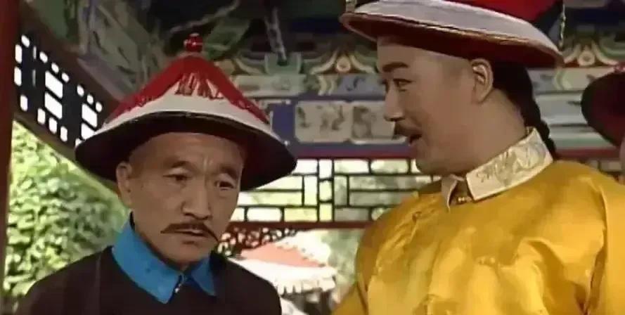 一天夜里，刘墉正准备休息，两名乾隆的妃子却突然走进屋内，开始解腰带，脱衣服
这事