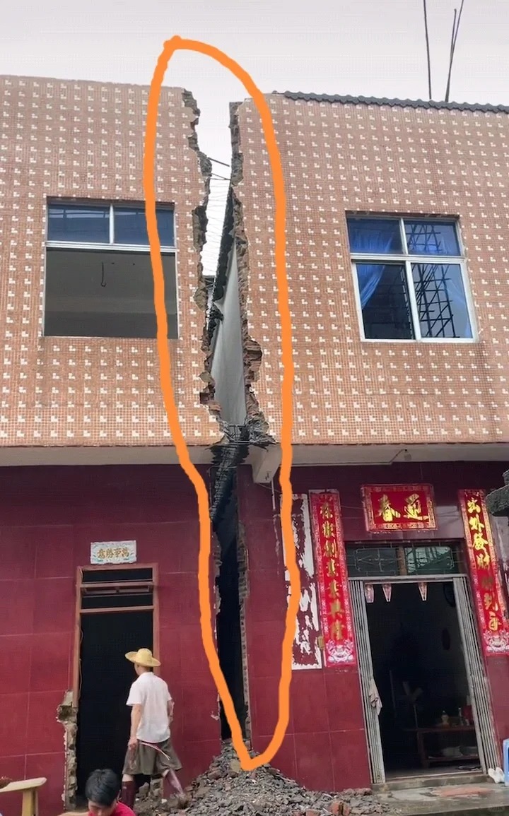 广东两兄弟彻底分家，竟把自建房公共墙砸开，网友：这是准备不做兄弟了？