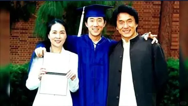 突然发现成龙70岁，房祖名42岁了...
我可以接受自己老去，却无法接受成龙老去