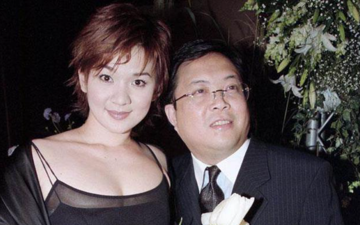 当年，柯以敏在整理丈夫黄国辅的遗产时，发现他生前变卖了一套500万房子，将钱放在