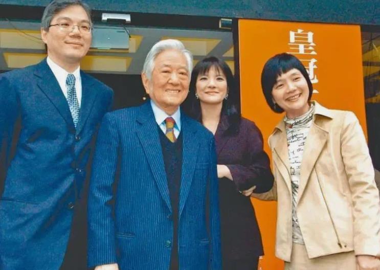 写了一辈子情爱小说的琼瑶被平鑫涛蒙住了眼睛，错爱一生，死后遗言都不和他同葬。
 