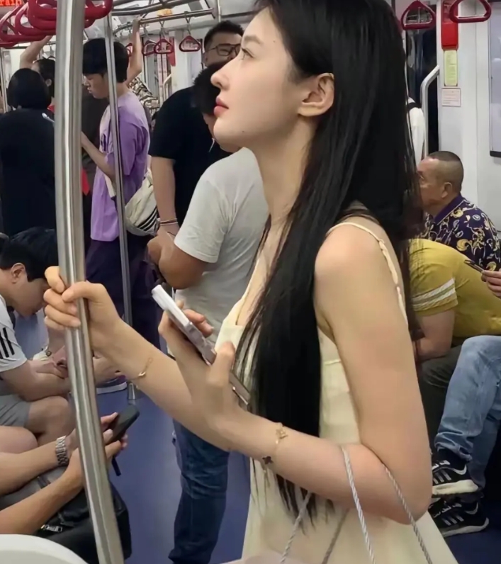 车上为什么没人看她