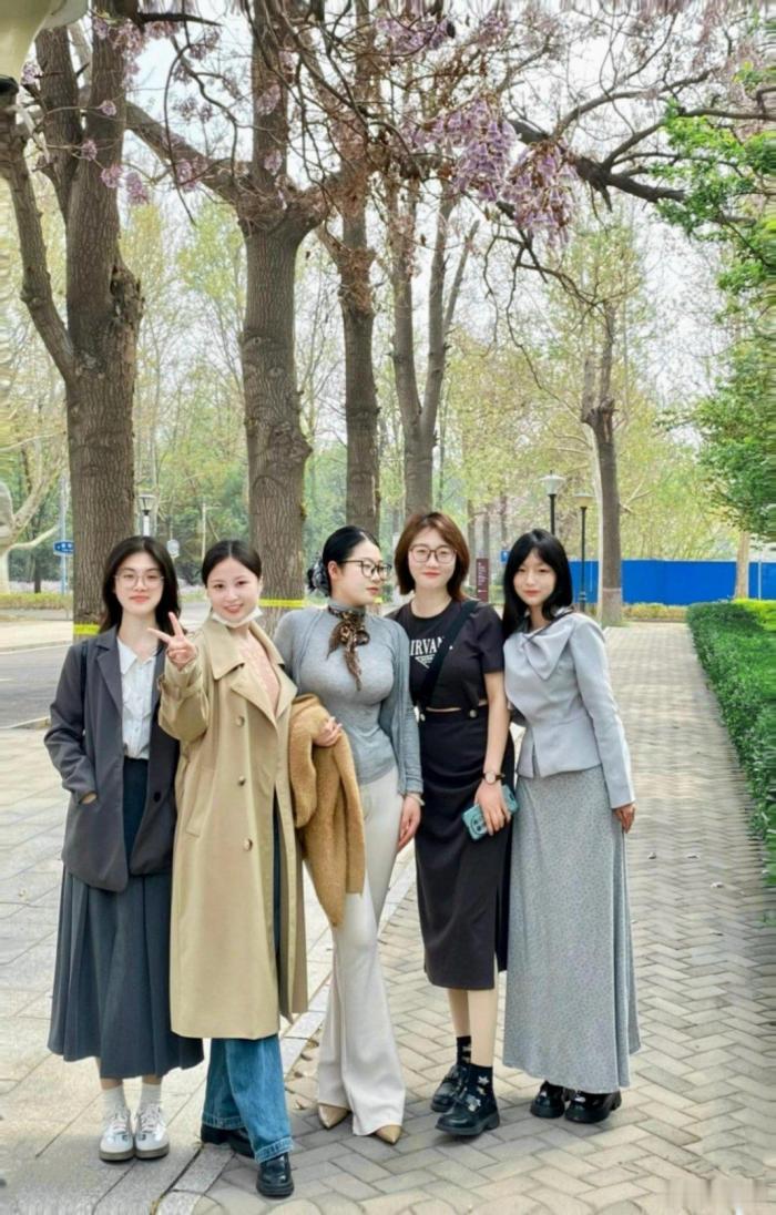 有的人，不管看不看镜头都是C位。 ​​​