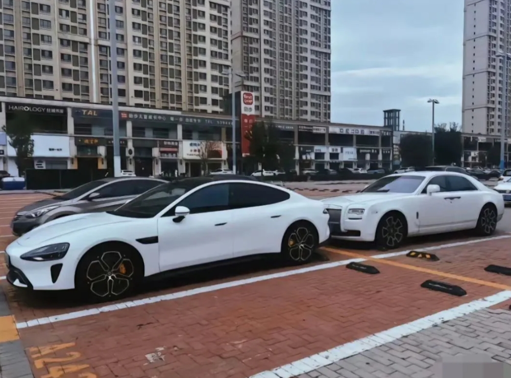 为什么30万的车和1000万的车，停在一起竟然不落下风？