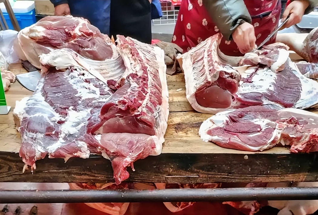 广西百色，一男子在家中宰杀一头生猪后，拿了16公斤到农贸市场叫人帮忙代售，另外5